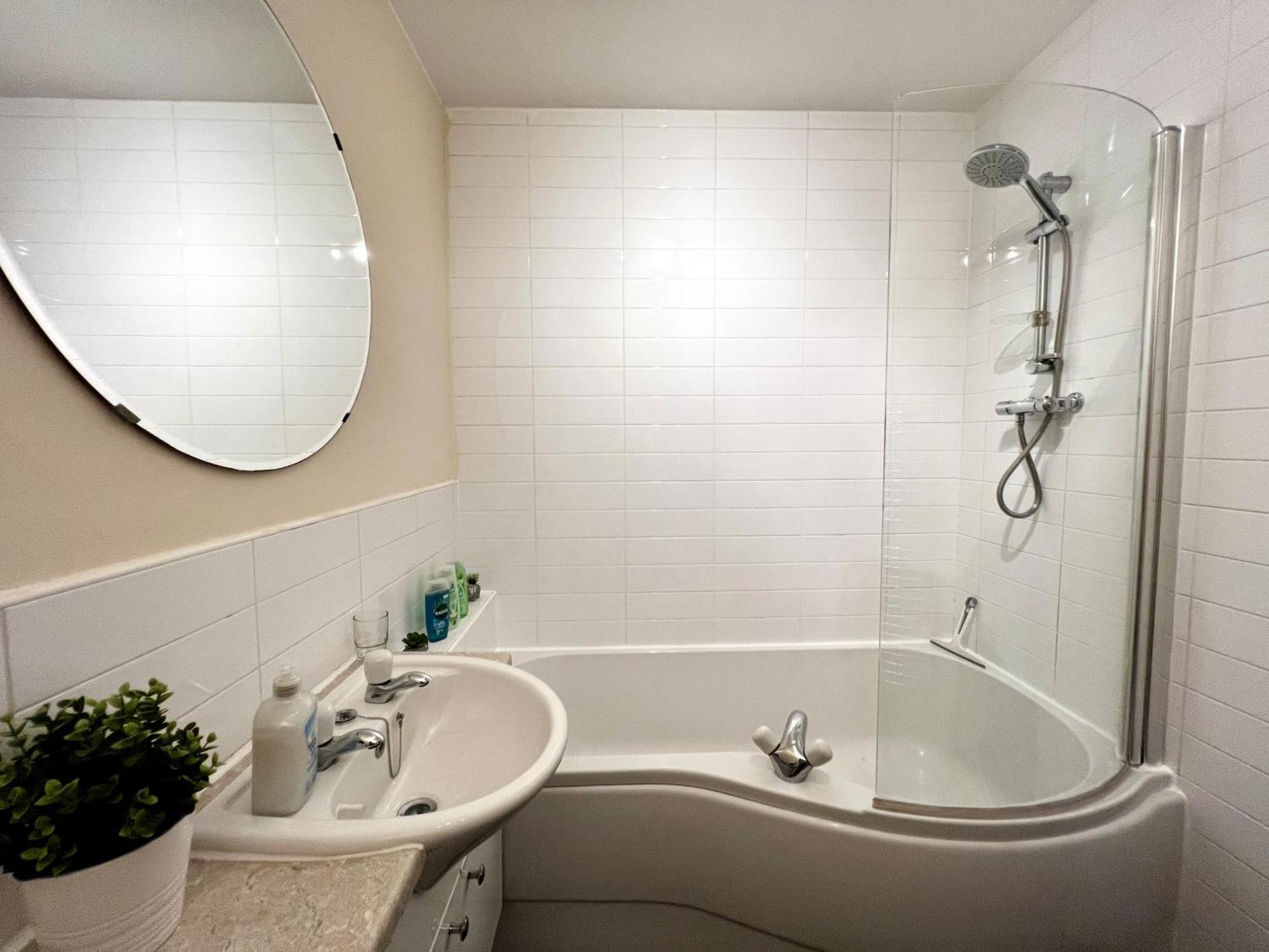Апартаменты Stylish Modern Flat With Juliet Balcony & Parking Глазго Экстерьер фото
