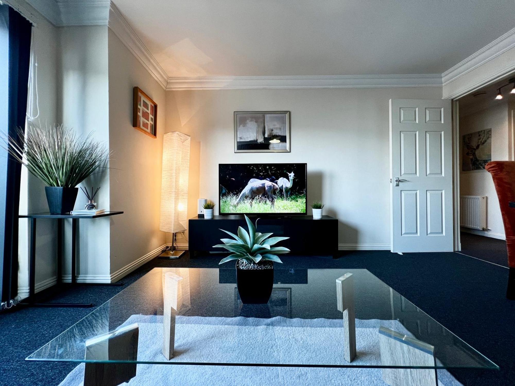 Апартаменты Stylish Modern Flat With Juliet Balcony & Parking Глазго Экстерьер фото