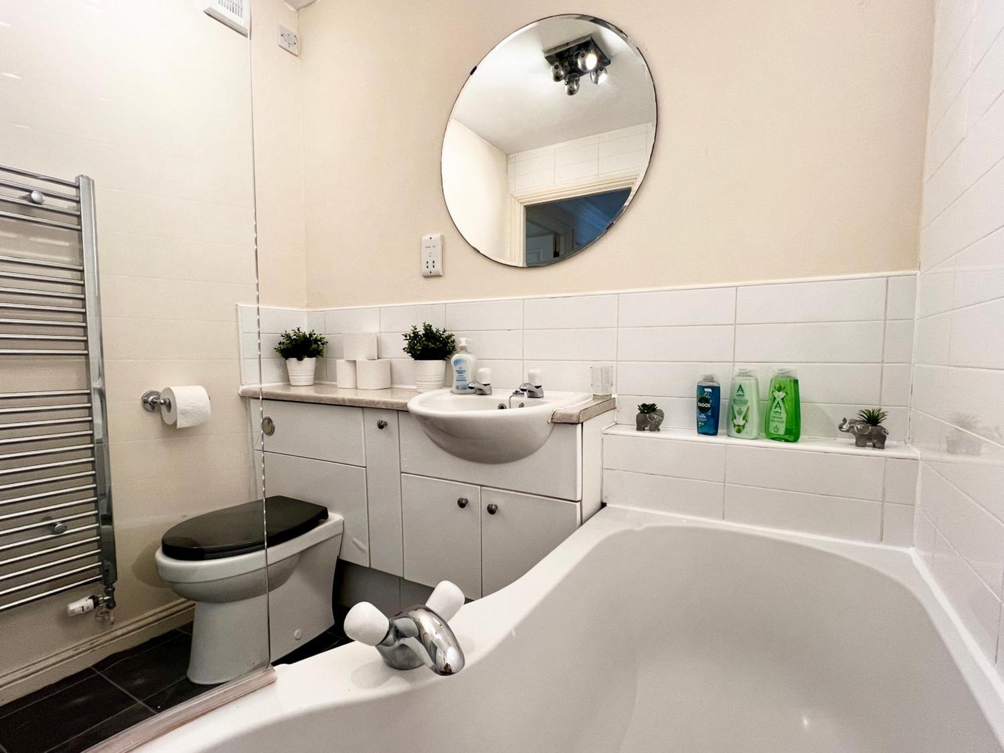 Апартаменты Stylish Modern Flat With Juliet Balcony & Parking Глазго Экстерьер фото