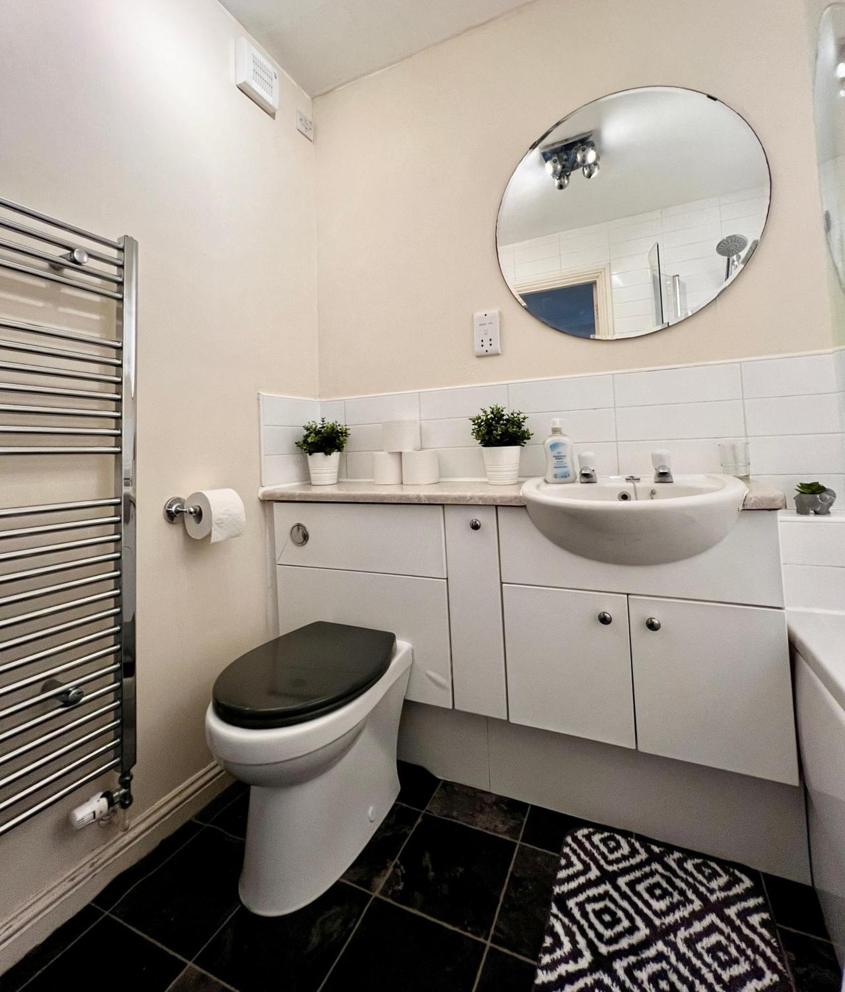 Апартаменты Stylish Modern Flat With Juliet Balcony & Parking Глазго Экстерьер фото